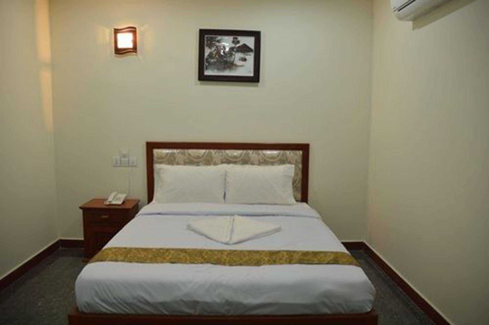 Tan Tower Hotel Пном Пен Екстериор снимка